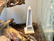 Laden Sie das Bild in den Galerie-Viewer, Terrarium Decoration &quot;Obelisk&quot; - Marble colored Terrarium Decor