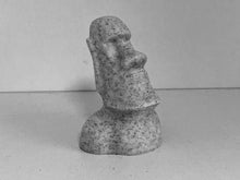 Laden Sie das Bild in den Galerie-Viewer, Terrarium Decoration &quot;Moai Head&quot; - Marble colored Terrarium Decor