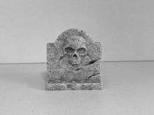 Laden Sie das Bild in den Galerie-Viewer, Terrarium Decoration &quot;Skull Tombstone&quot; - Marble colored Terrarium Decor