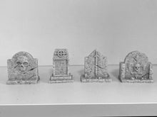 Laden Sie das Bild in den Galerie-Viewer, Terrarium Decoration &quot;Cemetery Tombstones Set&quot; - 4 marble colored Terrarium Decor Tombstones